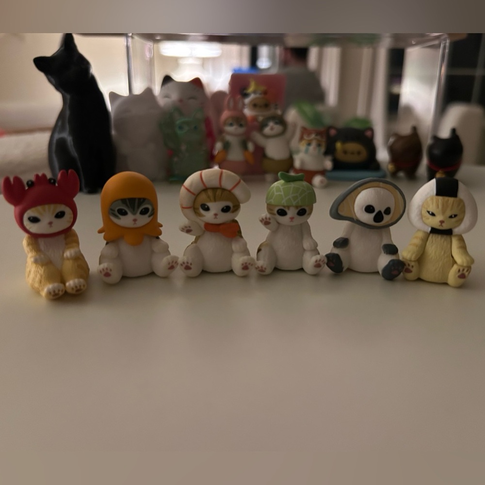 Six Mofusand Figurines
